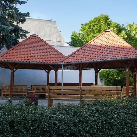 Semiramis Panzio Nagyatad